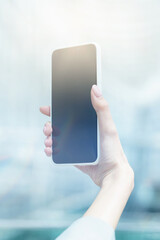 スマートフォンを操作するビジネスウーマン