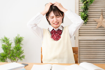 頭をかかえる女子高生
