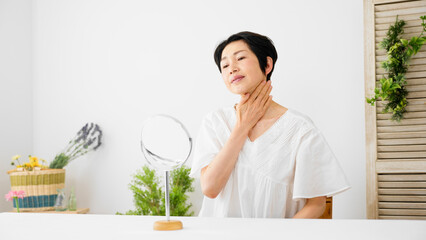 スキンケアをするシニア女性のビューティーイメージ