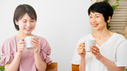 仲良く話し合う母と娘