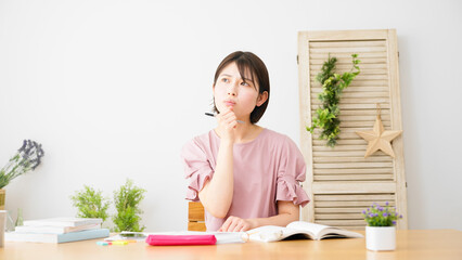 勉強をする若い女性