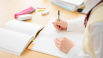 勉強をする女子高生