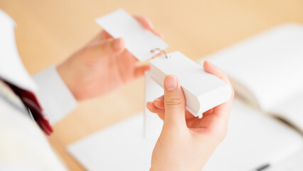 単語帳を読む女子高生イメージ