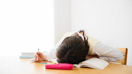 勉強をする女子高生