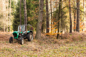 Fototapeta traktor, złom w lesie obraz