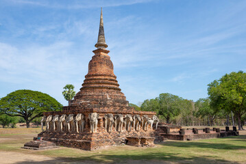 Obraz premium The ruins of Wat Sorasak Buddhist temple on a sunny day. Sukhothai City Historical Park, Thailand