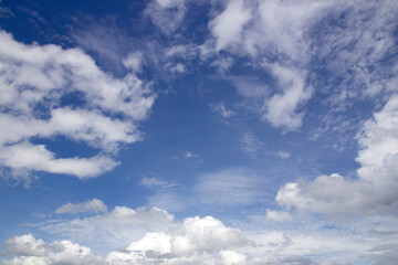 Obraz premium blue sky background with small clouds