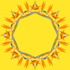 Couronne florale, oiseaux du paradis sur fond jaune