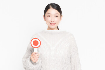 OKのプレートを見せる女性