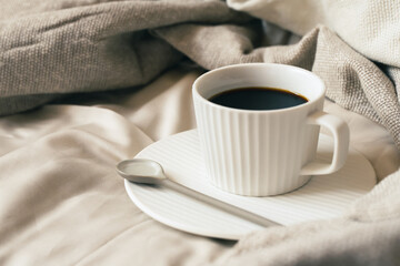 ベッドの上のコーヒー　朝　カフェ
