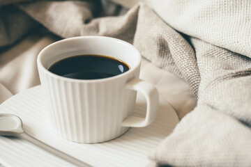 ベッドの上のコーヒー　朝