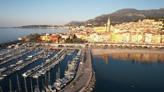 lever de soleil sur le vieux port de plaisance de Menton et l'Esplanade des Sablettes - C&ocirc;te d'Azur