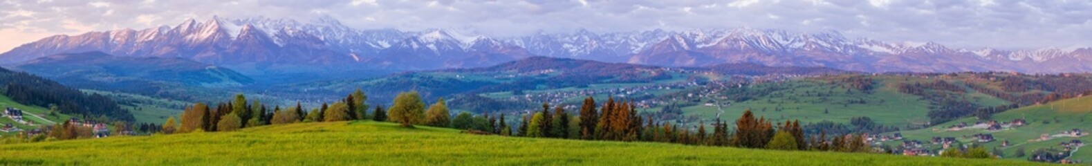 Fototapeta Panorama Tatr. Wiosenny widok na góry o wschodzie słońca. Polskie Tatry obraz