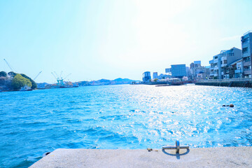 尾道水道の海岸から見える美しい瀬戸内海の風景	