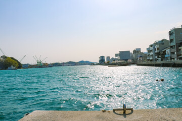 尾道水道の海岸から見える美しい瀬戸内海の風景	