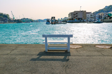 白いベンチと尾道水道　瀬戸内海の観光スポット	