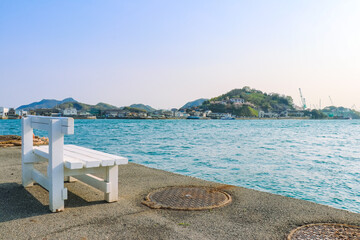 白いベンチと尾道水道　瀬戸内海の観光スポット	