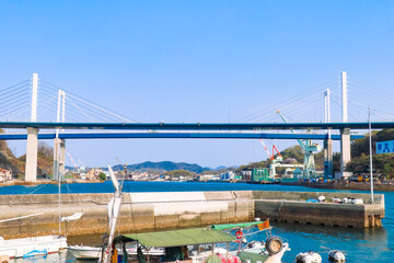 尾道水道の海岸から見える尾道大橋　美しい瀬戸内海の風景