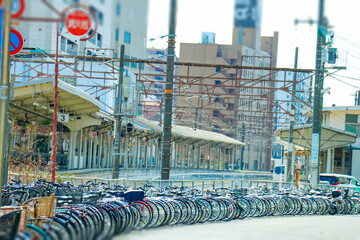 駅前に駐輪された自転車と駅のホーム