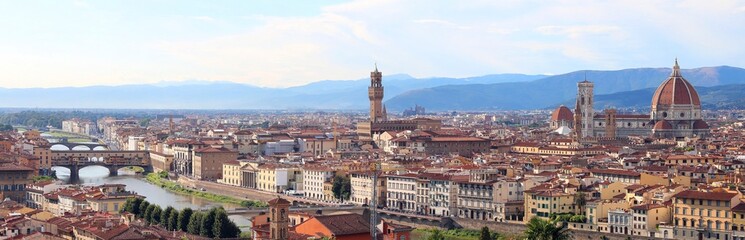 Fototapeta na wymiar breathtaking city view of Florence in Italy with Arno River and landmarks