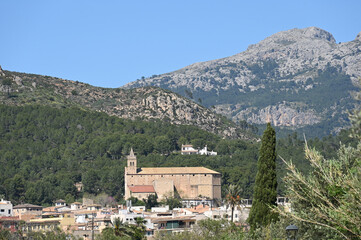 Fototapeta na wymiar Blick auf Andratx auf mallorca mit rustikaler Kirche im Zentrum