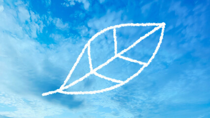 青空の上に葉っぱの手描きイラスト_ワイド 