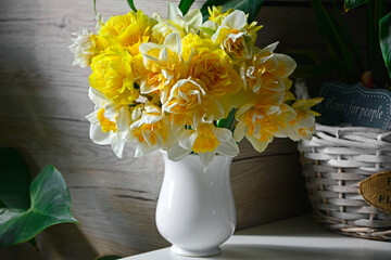 żółte narcyzy w wazonie (Narcissus), Wielkanoc,  wielkanocna dekoracja, wiosenne kwiaty, Easter decoration, bouquet of narcissus,  daffodils in a white vase, bouquet of yellow daffodils.	 - obrazy, fototapety, plakaty