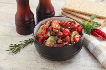 Tuna salad with bean and tomato