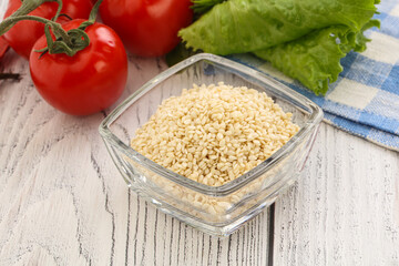 Raw sesame seeds in the bowl