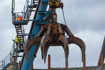 Giant hydraulic junk gripper, ready to work