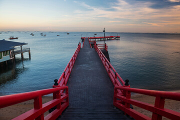 Obraz premium Long Red Bridge at beach sea in morning, Sriracha
