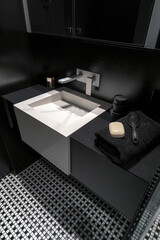 Bathroom in black and white in a modern style.