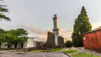 Der alte Leuchtturm von Colonia del Sacramento in Uruguay bei Sonnenuntergang umringt von alten Mauern