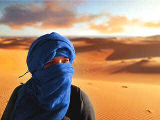 Joven aventurera recorriendo el desierto del Sahara - obrazy, fototapety, plakaty