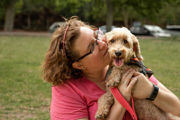 ABRAZOS EN EL PARQUE. ATARDECER. FOTOGRAFIA HORIZONTAL. COLOR.