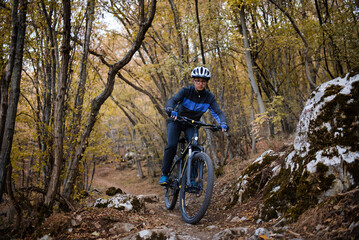 Naklejka premium Mountain biker riding on bike in nature.
