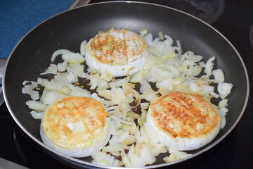 Grillkäse in der Pfanne, gebraten mit Zwiebeln