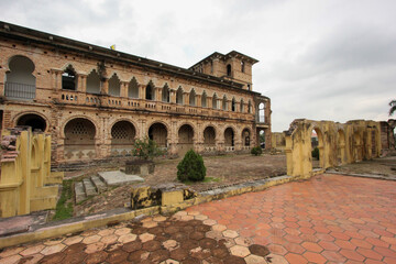 Obraz premium The colonial era monument of Kellie's Castle in Batu Gajah around the town of Ipoh.