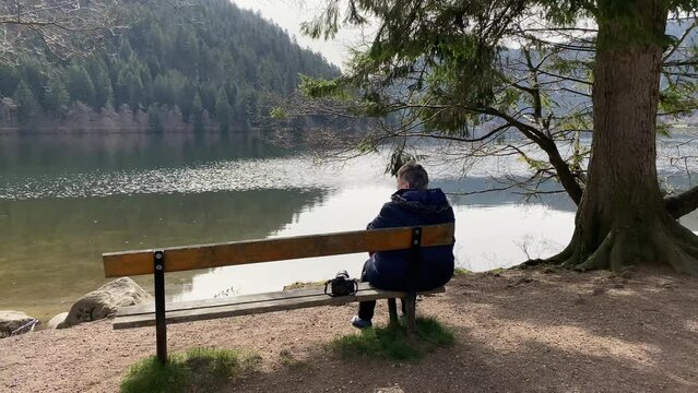 Lac de Xonrupt Longemer dans les Vosges, contempl&eacute; par une vieille femme