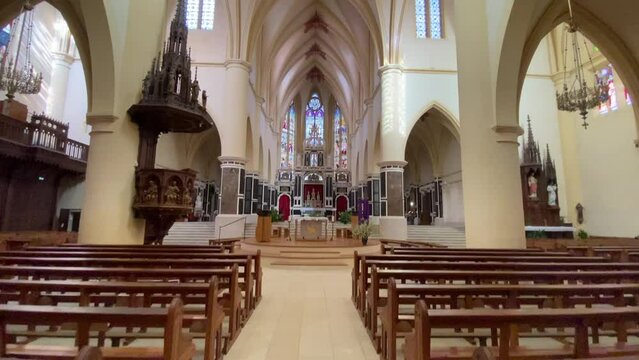 Autel de l'&eacute;glise de Remiremont dans les Vosges. Lieu de culte d&eacute;sert pour la m&eacute;ditation et sa belle architecture typique de l'Europe.