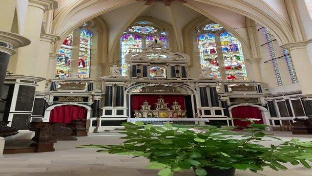 Choeur d'une &eacute;glise chr&eacute;tienne avec ses vitraux et ses voutes. Eglise de Remiremont dans les Vosges