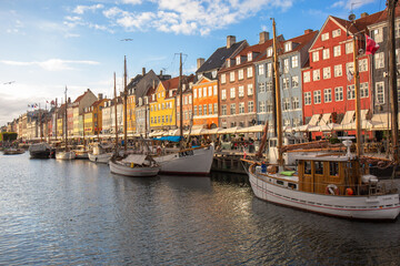 Fototapeta na wymiar Colorful houses and boats on the embankment of the canal in the Nyhavn
