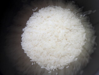 Arroz branco cru na panela, preparando arroz, arroz cru com efeito