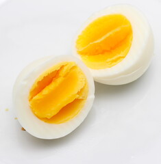ovo cozido cortado ao meio, pedaços de ovo cozido, alimento branco e amarelo