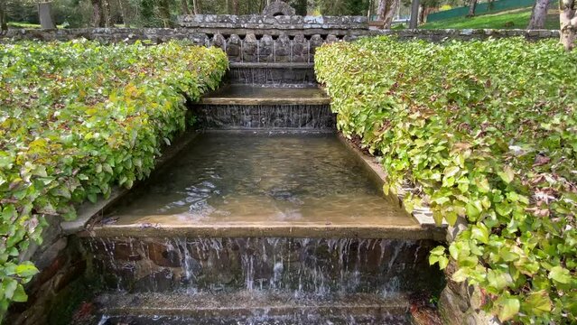 Chute d'eau am&eacute;nag&eacute;e en escalier dans un jardin des Vosges