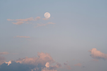 Abendstimmung Wolken mit Mond