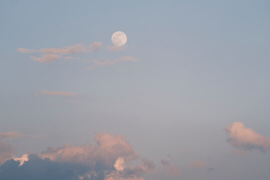Abendstimmung Wolken mit Mond