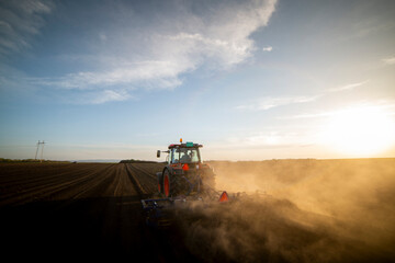 Naklejka premium Tractor working in the field