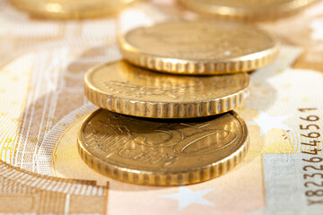 fifty euro cents are on the 50 euro banknote