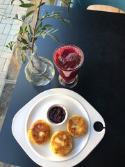 Cheesecakes with jam and lemonade